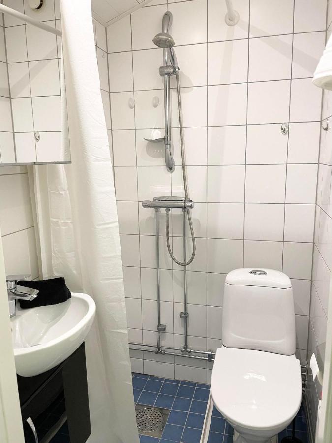 Egen Stuga Mitt I Stan Karlstad Buitenkant foto